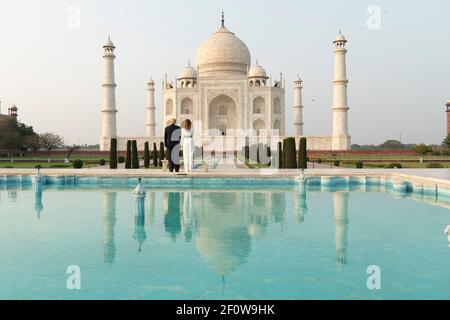 Präsident Donald Trump und First Lady Melania Trump blicken auf den reflektierenden Pool, während sie am Montag, den 24 2020. Februar, in Agra India das Taj Mahal besuchen. Stockfoto