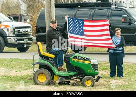 Einwohner halten eine US-Flagge hoch, als Präsident Donald Trump das von Tornados verwüstet Viertel Cookeville Tennessee besucht. Freitag, 6 2020. März, wo ein Tornado am frühen Dienstag, den 3rd. März, einschlug und 18 der 24 im Zentrum von Tennessee getöteten Menschen tötete. Stockfoto