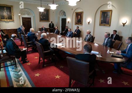 Präsident Donald Trump und Vizepräsident Mike Pence treffen sich mit Führungskräften der Tourismusbranche, um die Gesundheitsversorgung und die wirtschaftlichen Reaktionen auf den Ausbruch des Coronavirus (COVID-19) am Dienstag, den 17 2020. März im Kabinettsaal des Weißen Hauses zu diskutieren. Stockfoto
