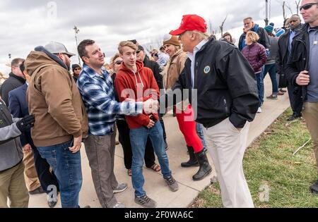 Präsident Donald Trump trifft sich mit Bewohnern aus dem von Tornados heimgesucht Viertel in der Nähe von Cookeville Tennessee. Freitag, 6 2020. März, wo ein Tornado am frühen Dienstag, den 3rd. März, einschlug und 18 der 24 Menschen tötete, die im Zentrum von Tennessee getötet wurden. Stockfoto