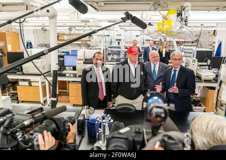 Präsident Donald Trump zusammen mit dem Minister für Gesundheit und menschliche Dienste Alex Azar links Dr. Robert R. Redfield Direktor der Centers for Disease Control and Prevention und Dr. Stephan Monroe assoziierter Direktor des CDC Rechts spricht mit Reportern während eines Besuchs in den Centers for Disease Control und Prävention Freitag, 6 2020. März in Atlanta. Stockfoto