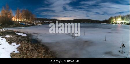 Landschaft von halb gefrorenen Vlasina See in der kalten Winternacht. Langzeitbelichtung Foto. Stockfoto