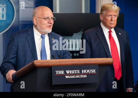 Dr. Robert R. Redfield Direktor der Centers for Disease Control and Prevention, begleitet von Präsident Donald Trump und Vizepräsident Mike Pence zusammen mit Mitgliedern der Coronavirus Task Force des Weißen Hauses, spricht seine Bemerkungen bei einer Coronavirus Update Briefing Mittwoch, 8 2020. April in der James S. Brady Presse Briefing Room des Weißen Hauses. Stockfoto