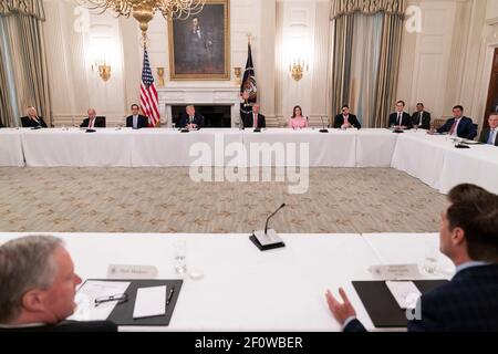 Präsident Donald Trump hört sich die Bemerkungen während eines Treffens mit republikanischen Kongressmitgliedern am Freitag, dem 8 2020. Mai im Staatlichen Speisesaal des Weißen Hauses an. Stockfoto