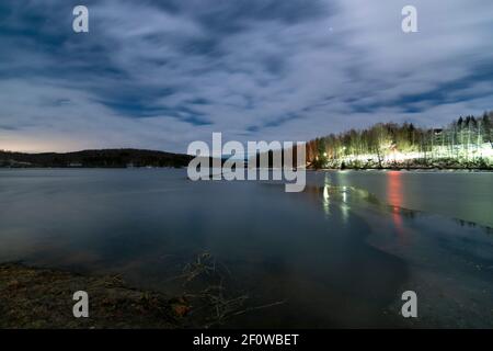 Landschaft von halb gefrorenen Vlasina See in der kalten Winternacht. Langzeitbelichtung Foto. Stockfoto