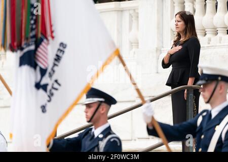 Zweite Dame Karen Pence nimmt an der Gedenkfeiertag Kranz-Zeremonie am Grab des unbekannten Soldaten auf dem Arlington National Cemetery Montag, 25 2020. Mai in Arlington VA. Stockfoto