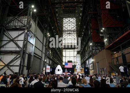 Präsident Donald Trump hält Bemerkungen nach dem erfolgreichen Start der SpaceX Demonstrationsmission 2 am Samstag, den 30 2020. Mai im Kennedy Space Center Vehicle Assembly Building in Cape Canaveral Fla. Stockfoto