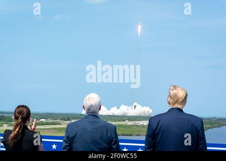 Präsident Donald Trump Vizepräsident Mike Pence und zweite Dame Karen Pence beobachten den Start der SpaceX Demonstrationsmission 2 Samstag, 30 2020. Mai im Kennedy Space Center Operational Support Building in Cape Canaveral Fla. Stockfoto