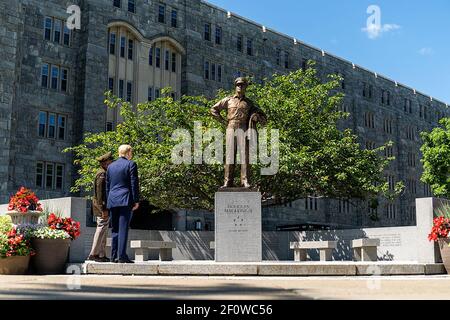 Präsident Donald Trump mit LTG Darryl Williams 60th Superintendent der United States Military Academy in West Point besucht die General MacArthur Statue in der United States Military Academy Samstag, den 13 2020. Juni in West Point N.Y Stockfoto