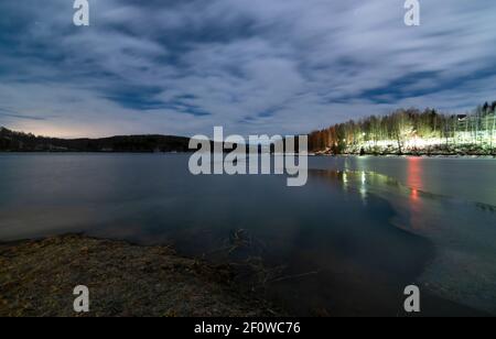 Landschaft von halb gefrorenen Vlasina See in der kalten Winternacht. Langzeitbelichtung Foto. Stockfoto