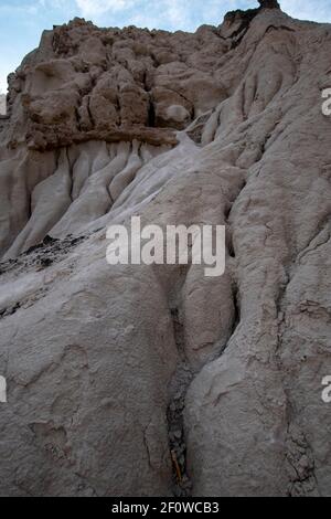 Die Wanderung hinunter zum Ubehebekrater im Death Valley National Park ist schnell. Die Wanderung hinauf und aus dem Krater ist steil und schwierig. Stockfoto