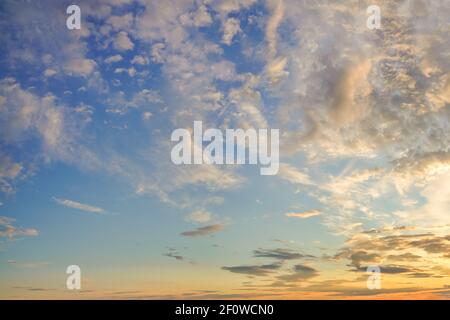 Natürlicher Hintergrund: Dramatischer Himmel bei Sonnenuntergang Stockfoto