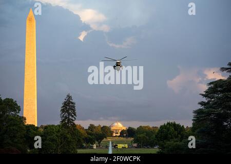 Marine One trägt Präsident Donald Trump nähert sich für eine Landung Donnerstag Abend 25 2020. Juni auf dem South Lawn des Weißen Hauses als Präsident Trump von seiner Reise nach Wisconsin zurück. Stockfoto