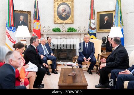 Präsident Donald Trump begrüßt zusammen mit Außenminister Mike Pompeo den Präsidenten der Vereinigten Mexikanischen Staaten Andres Manuel Lopez Obrador und Mitglieder seiner Delegation am 8 2020. Juli im Oval Office des Weißen Hauses. Stockfoto