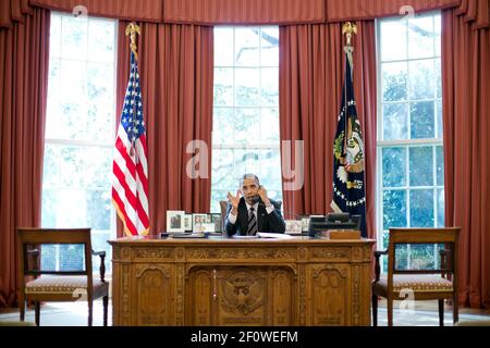 Präsident Barack Obama telefoniert mit dem israelischen Premierminister Benjamin Netanjahu im Oval Office, 28. September 2012. Stockfoto