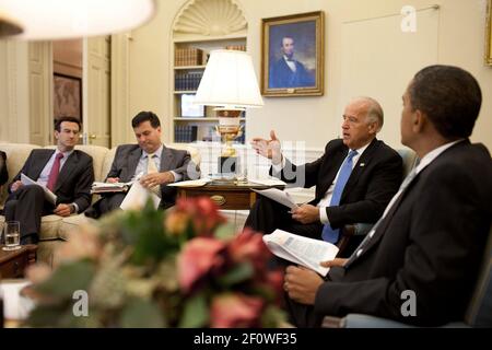 Vizepräsident Joe Biden Gesten während der Economic Daily Briefing im Oval Office, 8. Oktober 2009 Stockfoto