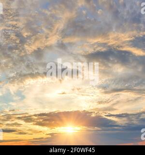 Dramatischer farbenprächtiger Himmel bei Sonnenuntergang Stockfoto