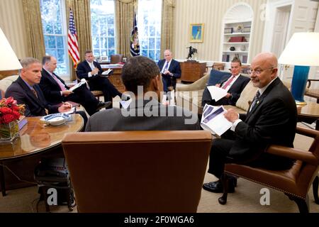 Präsident Barack Obama trifft sich mit dem Direktor des nationalen Geheimdienstes James Clapper direkt im Oval Office Sept. 9 2010. Ebenfalls im Uhrzeigersinn von links Robert Cardillo, Tom Donilon, Rodney Snyder, John Brennan, General James L. Jones. Stockfoto