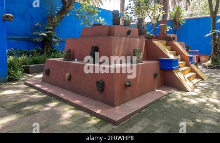 Pyramide im Garten des Casa Azul (Blaues Haus) von Frida Kahlo, Coyoacan, Mexiko-Stadt, Mexiko Stockfoto