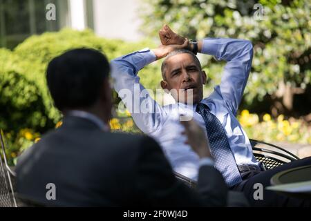 Präsident Barack Obama spricht mit Finanzminister Jack Lew auf der Terrasse vor dem Oval Office, 1. Mai 2013. Stockfoto