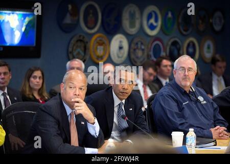 Präsident Barack Obama nimmt an einem Hurrikan Preparedness Briefing bei der Federal Emergency Management Agency 30. Mai 2014 Teil. Zu den Teilnehmern gehören der Staatssekretär für Heimatschutz Jeh Johnson und der FEMA-Administrator Craig Fugate, rechts. Stockfoto