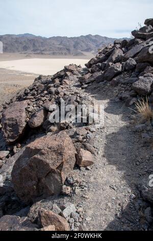 Es gibt einen Wanderweg neben der Rennstrecke im Death Valley National Park. Sie führt zum Gipfel des Ubehebes. Stockfoto