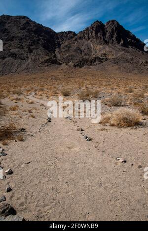 Es gibt einen Wanderweg neben der Rennstrecke im Death Valley National Park. Sie führt zum Gipfel des Ubehebes. Stockfoto