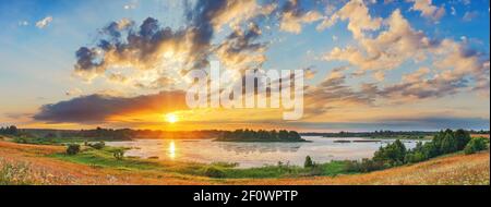 Schöne Landschaft mit bunten Sonnenuntergang über Wald, See Stockfoto