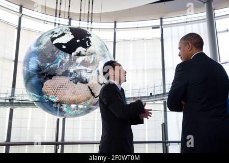 Präsident Barack Obama diskutiert den Geo-Kosmos mit Dr. Mamoru Mohri, Executive Director des Miraikan Museums, während einer Tour durch das National Museum of Emerging Science and Innovation in Tokyo, Japan, 24. April 2104. Der Geo-Kosmos ist eine schwebende Kugel, die Umweltdaten über die Erde visualisiert. Stockfoto