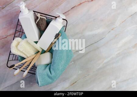 Self-Care-Kit für Körper, Haar, Gesicht, Dusche Zubehör in einem Korb auf einem Marmorboden. Konzept Null Abfall, nachhaltig. Copy Space. Flach legen Stockfoto