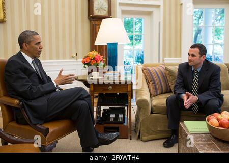 Präsident Barack Obama trifft sich mit senior Berater im Oval Office, einen neuen Plan für die Lage in Syrien, Freitagabend, 30. August 2013 zu diskutieren. Stockfoto