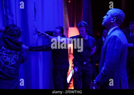 Präsident Barack Obama wartet darauf, während einer Aufzeichnung von Late Night mit Jimmy Fallon in der University of North Carolina Memorial Hall in Chapel Hill, N.C., am 24. April 2012 bekannt gegeben zu werden. Stockfoto