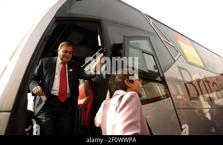 DER PRESCOTT EXPRESS ROLLT DURCH KENT, AN DEM TAG, AN DEM BLAIR ES ANGEKÜNDIGT HATTE DAS DATUM DER PARLAMENTSWAHL IST DER 5. MAI 2005 .TOM PILSTON Stockfoto