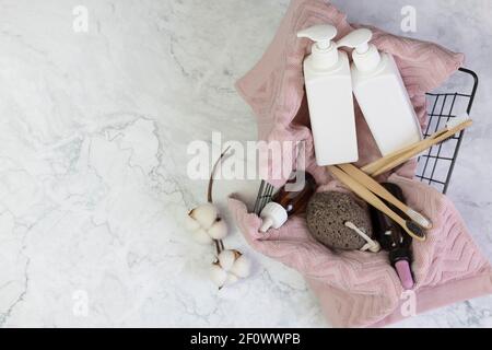 Self-Care-Kit für Körper, Haar, Gesicht, Dusche Zubehör in einem Korb auf einem Marmorboden. Konzept Null Abfall, nachhaltig. Copy Space. Flach legen Stockfoto