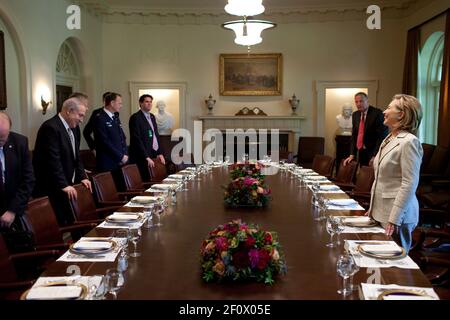 Außenministerin Hillary Rodham Clinton spricht mit Premierminister Benjamin Netanjahu aus Israel und der israelischen Delegation vor ihrem Arbeitsessen mit Präsident Barack Obama im Kabinettsaal des Weißen Hauses, 6. Juli 2010 Stockfoto