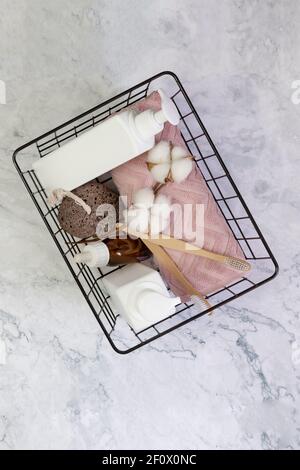 Self-Care-Kit für Körper, Haar, Gesicht, Dusche Zubehör in einem Korb auf einem Marmorboden. Konzept Null Abfall, nachhaltig. Copy Space. Flach legen Stockfoto