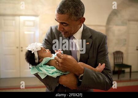 Präsident Barack Obama hat die Tochter des ehemaligen Bediensteten Darienne Page Rakestraw und London Rakestraw im Erdgeschoss Flur des weißen Hauses, 1. Juli 2014. Stockfoto