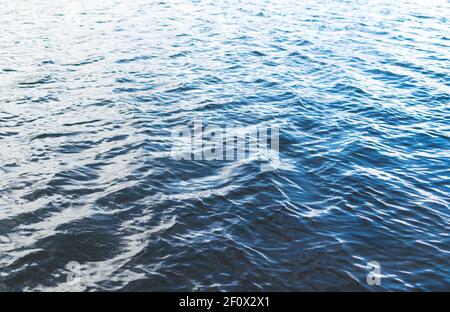 Vollbildaufnahme der gewellten blauen Wasseroberfläche des Sees. Stockfoto