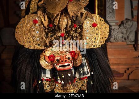 Balinese Barong ritueller Tanz während der Open Air Zeremonie im Pura Saraswati Tempel in Ubud, Bali, Indonesien. Stockfoto