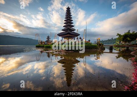 Pura Ulun Danu Beratan Tempel am Ufer des Bratan Sees bei Bedugul in Bali, Indonesien. Stockfoto