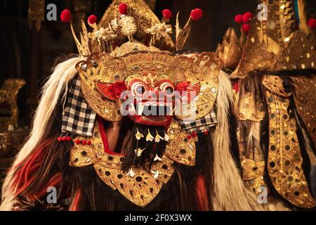 Balinese Barong ritueller Tanz während der Open Air Zeremonie im Pura Saraswati Tempel in Ubud, Bali, Indonesien. Stockfoto