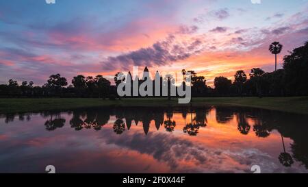 Tempel Angkor Wat bei Sonnenaufgang in Siem Reap, Kambodscha. Stockfoto