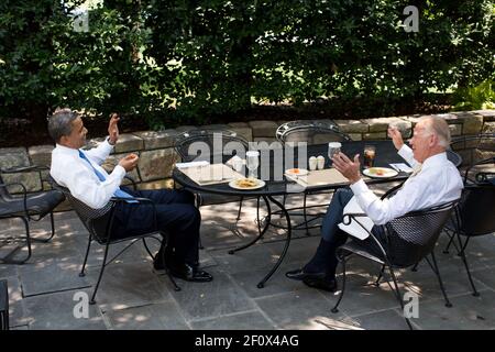 Präsident Barack Obama hat mit Vizepräsident Joe Biden auf der Terrasse des Oval Office zu Mittag gegessen, 28. Juni 2012. Stockfoto