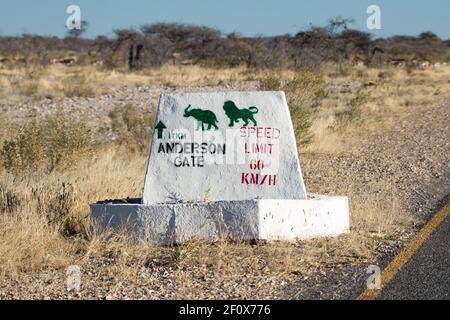 Eines der wenigen typischen Straßenschilder in der Form Von einem weiß gestrichenen Block im Etosha Nationalpark Stockfoto