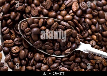 Kaffeebohnen in einem Vintage-Löffel Stockfoto