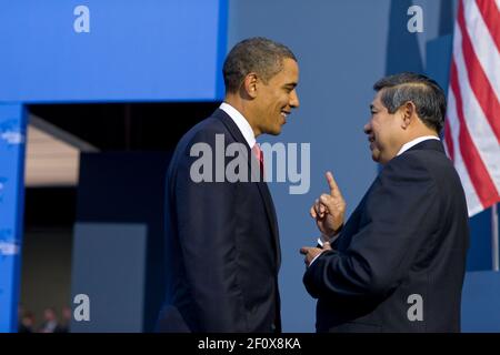 Präsident Barack Obama spricht mit dem indonesischen Präsidenten Dr. Susilo Bambang Yudhoyono während des G-20 Pittsburgh Summit im David L. Lawrence Convention Center in Pittsburgh, Penn., 25. September 2009 Stockfoto