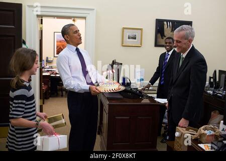 Präsident Barack Obama, begleitet von der Tochter des Stabschefs Denis McDonough, bringt eine Geburtstagstorte mit, um McDonough im Büro des Stabschefs im Westflügel zu überraschen, 2. Dezember 2013 Stockfoto