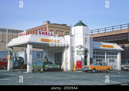 Shell Tankstelle 10th Avenue & 20th Street New York City New York Ca. 1977 Stockfoto