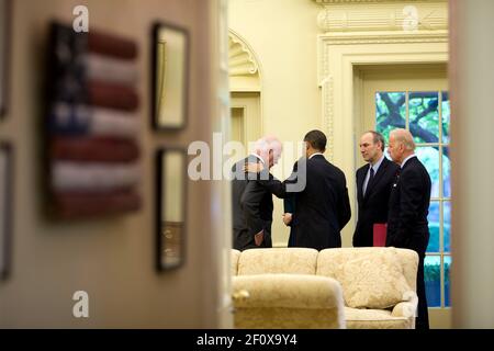 Präsident Barack Obama, Vizepräsident Joe Biden und Assistent des Präsidenten für legislative Angelegenheiten Phil Schiliro sprechen mit Sen. Patrick Leahy, im Oval Office, 21. April 2010 Stockfoto