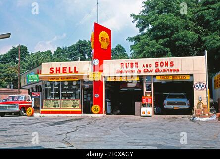 Rube & Sons Shell Tankstelle Vorderansicht Route 9 Poughkeepsie New York Ca. 1976 Stockfoto